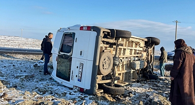 DİYARBAKIR’DA ÖĞRETMEN SERVİSİ KAZA YAPTI: 13 YARALI